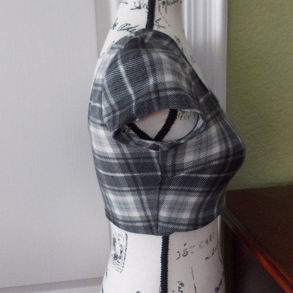 💕 3/$25 💕 Kimcine Curve Crop Top - Picture 3 of 4